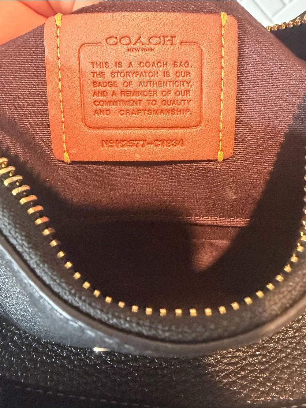 Authentic Coach Teri Shoulder bag in black with gold chain with FREE keychains